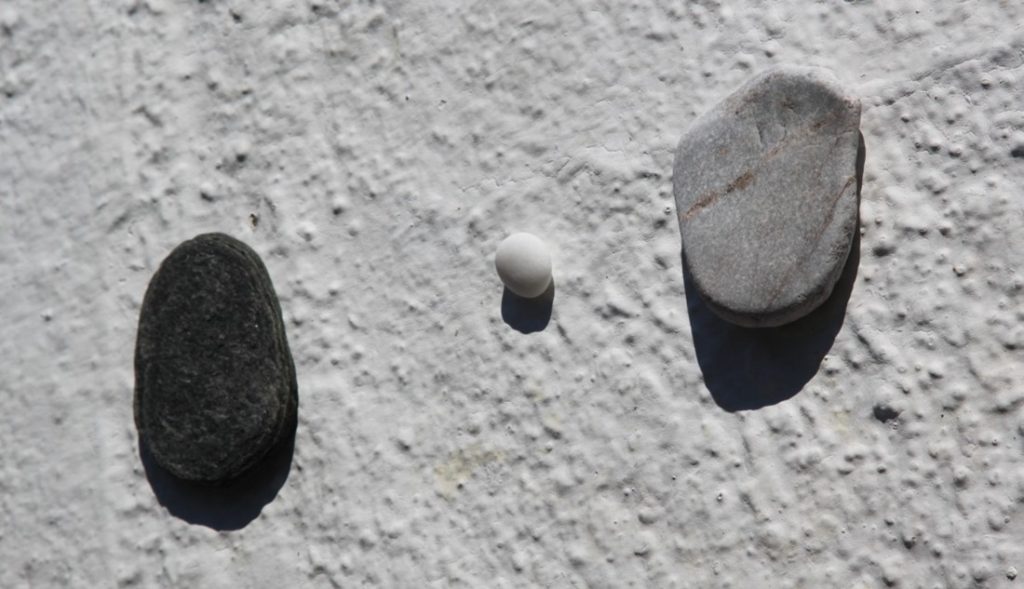 Zwei Steine symbolisieren YingYang