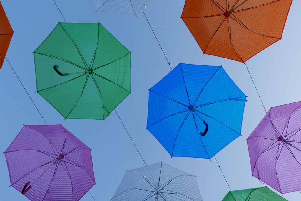Regenschirme, die in der Luft hängen